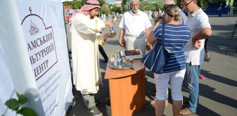 В Днепре на праздник Ураза-байрам мусульмане угостили более 500 жителей восточными блюдами