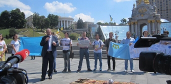 У День кримськотатарського прапора згадували бранців Кремля
