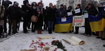 Ukrainians picket Russian embassy over Aleppo massacre