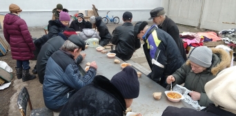 © ️ Військове капеланство мусульман України: Сєвєродонецьк. Щотижневий обід і роздача одягу бездомним