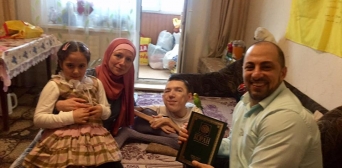 Мусульмане Исламского культурного центра посетили известного волонтера Антона Дубишина