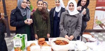 Юные мусульмане рады возможности помочь нуждающимся