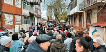 Ісламський культурний центр Одеси «Аль-Масар» ще пів року тому започаткував акцію роздачі плову нужденним і малозабезпеченим. Щотижня мусульмани безплатно годували понад сотню людей.  Після невеликої перерви у благословенний місяць Рамадан волонтери центр