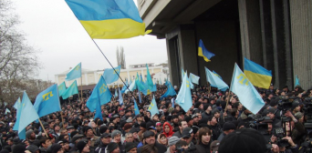 ©️AFP/Радіо Свобода: Мітинг на підтримку територіальної цілісності України, скликаний Меджлісом кримськотатарського народу. Сімферополь, 26 лютого 2014 року