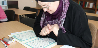 74-річна українська мусульманка успішно вивчає мову Корану