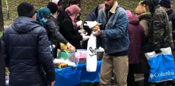 Запорожские мусульманки кормят бездомных горячими обедами