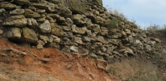 Частина кріпосної стіни замку в Татарбунарах