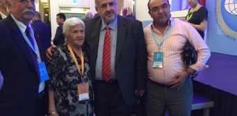 Все желают сфотографироваться с новым старым президентом Всемирного конгресса крымских татар.