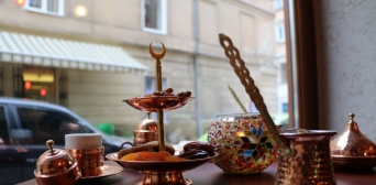 Крим залишають ресторатори, а в Україні відкриваються кримськотатарські кафе