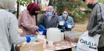 THE LOWER THE TEMPERATURE, THE MORE PEOPLE COME: ZAPORIZHZHIA MUSLIMAHS KEEP FEEDING HOT MEALS TO NEEDY PEOPLE