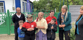 У День захисту дітей багатодітна родина кримських татар на Херсонщині отримала будинок у подарунок