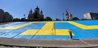 У Києві небайдужі оновили кримськотатарський прапор на набережній