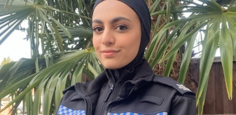 У Великій Британії поліціянтки, що носять хіджаб, отримали право одягати спеціальну уніформу