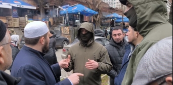 Масова перевірка документів перед мечеттю викликала обурення мусульман